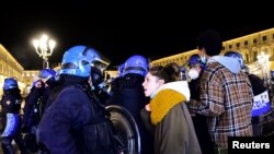 Protestat në Itali kundër masave të izolimit. 
