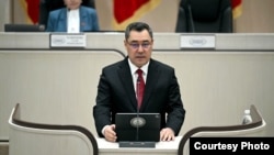 Президент Садыр Жапаров Жогорку Кеңештин сегизинчи чакырылышынын алгачкы сессиясында. 2025-жылдын 17-декабры 