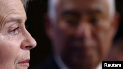 Ursula von der Leyen (stânga) la summitul european de primăvară de la Bruxelles. 