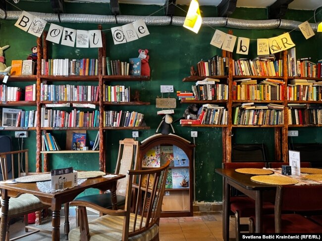 Kafeneja bibliotekë e Anës në Beograd.