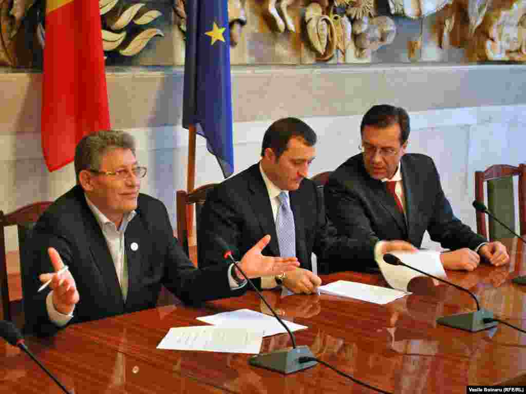 Mihai Ghimpu (Partidul Liberal), Vlad Filat (Partidul Liberal Democrat) şi Marian Lupu (Partidul Democarat) au reeditat, la 30 decembrie 2010, Alianţa pentru Integrare Europeană