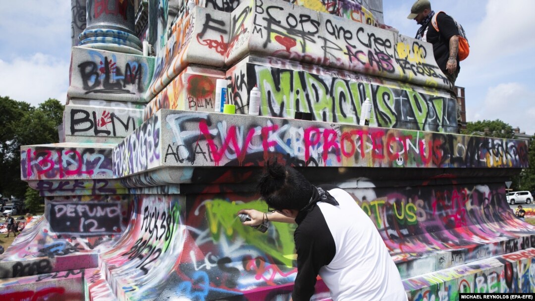 Пьедестал снесенного памятника генералу войск Конфедерации времен Гражданской войны в США Роберту Ли с граффити, нанесенными участниками акций протеста, организованных движением Black Lives Matter. Ричмонд, штат Виргиния, США, лето 2020 года