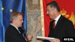 Evropski komesar Oli Ren predaje crnogorskom premijeru Mili Đukanoviću upitnik