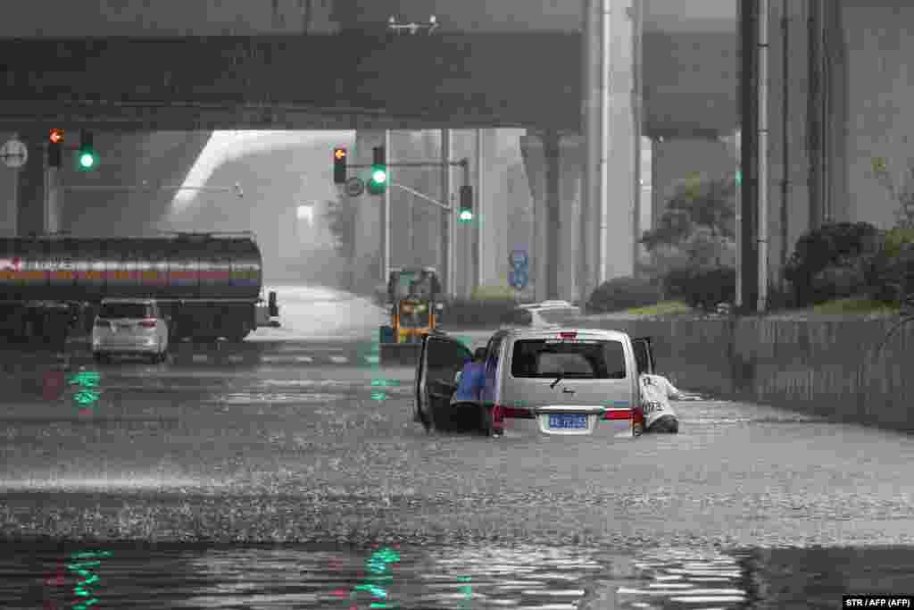 Meteorolozi su prognozirali nastavak pljuskova u regionu najmanje u naredna 24 sata. Letovi i vozovi u mnogim dijelovima Henana takođe su obustavljeni.&nbsp;(na fotografiji: poplave u&nbsp;Džengdžouu)