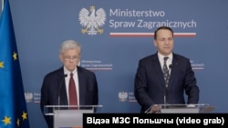 Спэцыяльны прадстаўнік прэзыдэнта ЗША Джон Коўл (зьлева) і міністар замежных справаў Польшчы Радаслаў Сікорскі на прэсавай канфэрэнцыі ў Міністэрстве замежных спраў Польшчы ў Варшаве, 28 красавіка 2026 году