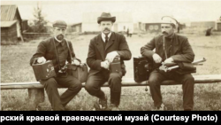 Вонаго (в центре) позирует с друзьями-фотографами на озере Шира в 1908 году