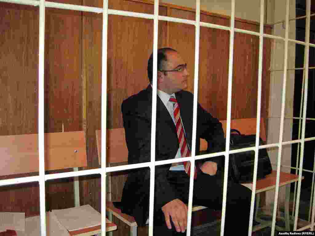 Amma Eynulla yenə həbsdə qaldı, onu paltarından narkotik maddə tapılması ittihamı ilə azadlıqdan məhrum etdilər. 