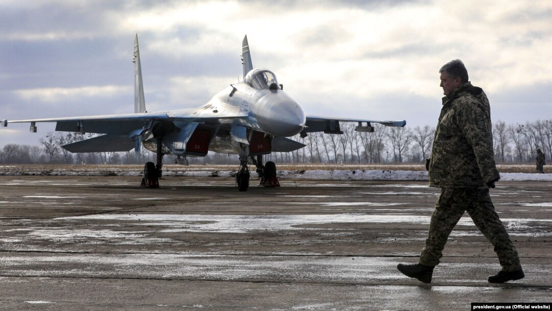 Ukrainian President Petro Poroshenko visits a military unit in Zhytomyr oblast on December 6.