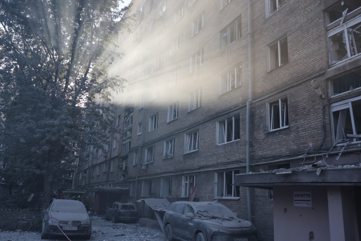 Вибиті вікна та пошкоджені автомобілі внаслідок удару РФ 