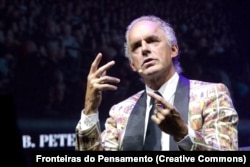 Jordan Peterson poartă un costum conceput de Toukhcher la un eveniment în Brazilia în iunie 2024.