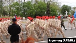 Члени російської «Юнармії» на репетиції параду до «Дня перемоги» в Керчі. Архівне фото