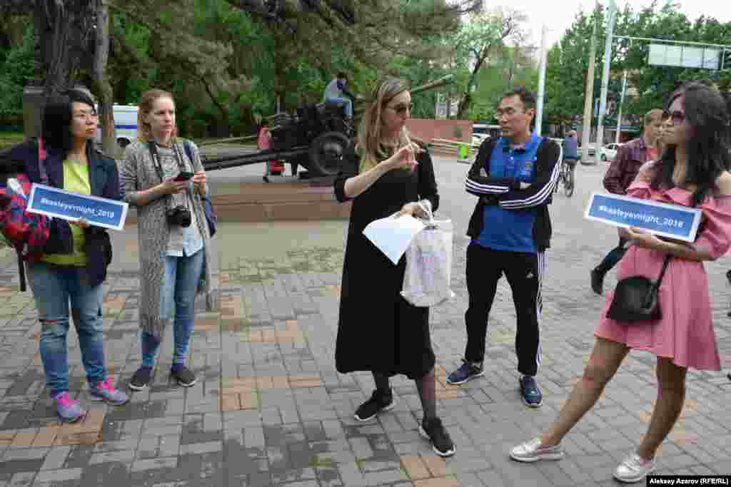 &laquo;Ночь в музее&raquo; в Государственном музее искусств Казахстана имени Абылхана Кастеева (ГМИ) собирает больше всего посетителей уже несколько лет подряд. Возможно, формат акции здесь более современный. В этом году акция началась с квест-игры, в которой команды соревновались в знании города и его истории. Хотя зарегистрировались семь команд, пришли только две. На фото момент инструктажа команд перед началом игры. Старт был в Парке 28 гвардейцев-панфиловцев.