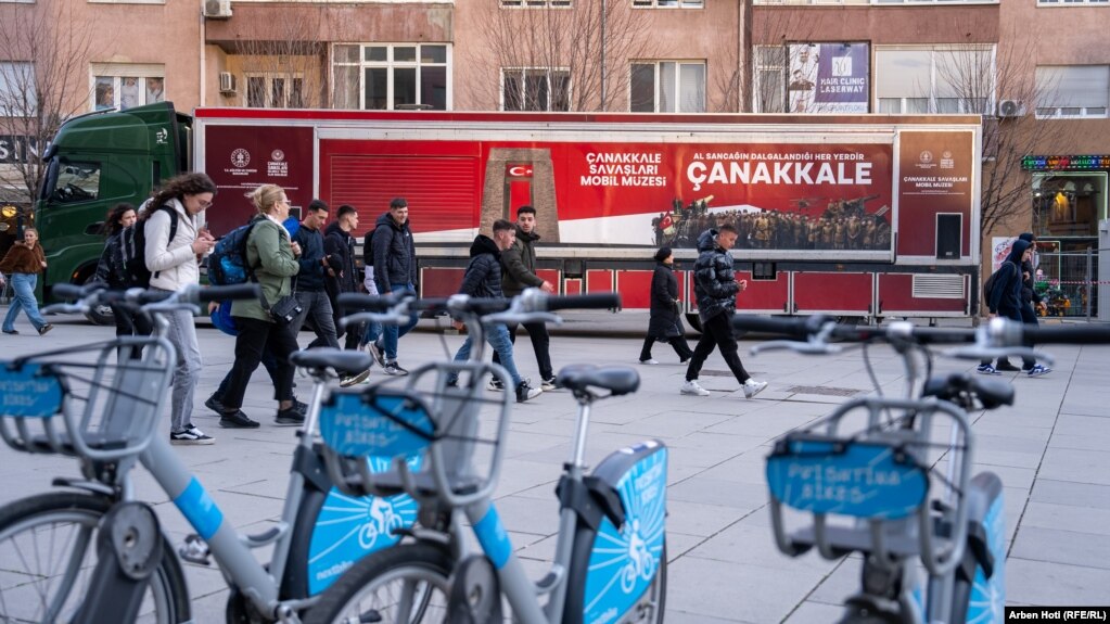 Muzeu lëvizës në qendër të Prishtinës.