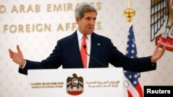 Secretarul de Stat John Kerry vorbind la o conferință de presă în Emiratele Arabe Unite