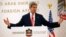 Secretarul de Stat John Kerry vorbind la o conferință de presă în Emiratele Arabe Unite