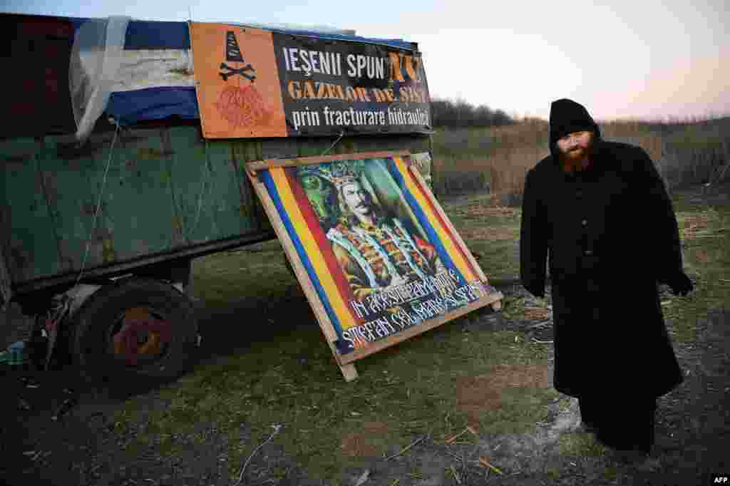 Un preot ortodox protestează împotriva explorării gazelor de șist la Pungești, Romania. (AFP/Daniel Mihăilescu)