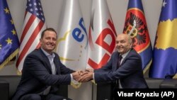 Ambasadori Richard Grenell dhe kreu i LDK-së, Isa Mustafa.