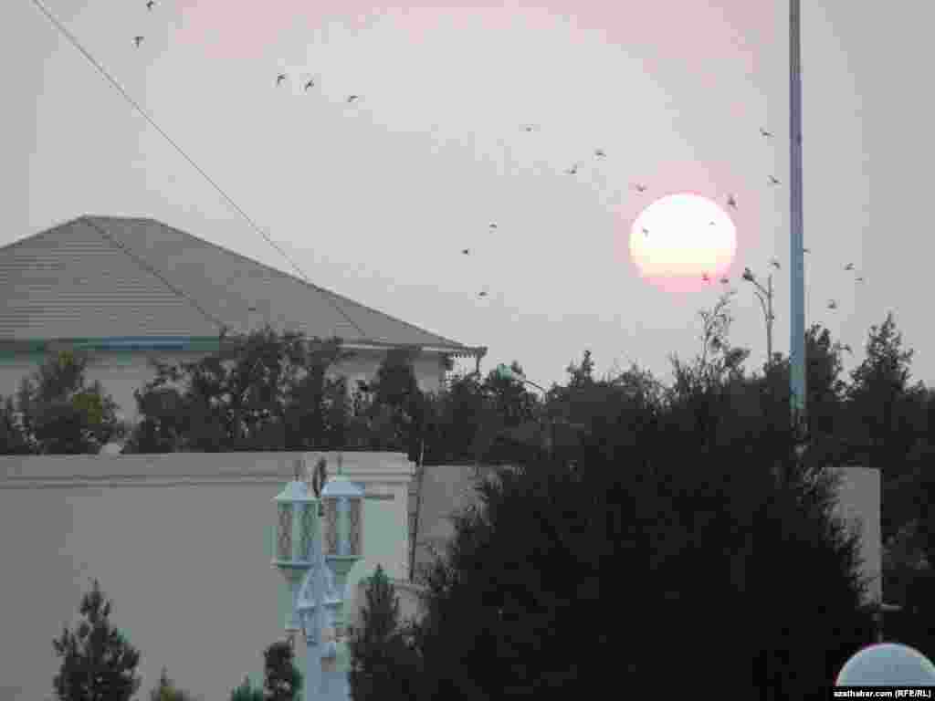 Gün ýaşyp barýar.