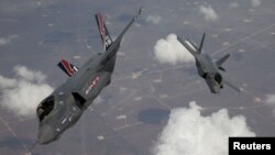 Dy avion të tipit F-35 që ushtria amerikane ka blerë nga kompania Lockheed Martin Corp. Fotografi nga arkivi.