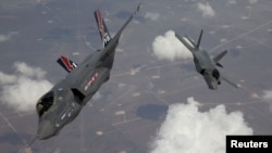 Avioane F-35 Lightning II, numite şi Joint Strike Fighter (JSF), revenind la baza militară din California, SUA