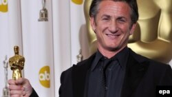 Actorul Sean Penn și Oscarul ce l-a recompensat în 2009 pentru rolui lui Harvey Milk jucat în filmul 'Milk' 