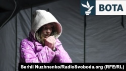 Zyrtarët e emergjencës kanë ngritur tenda rreth Kievit ku ukrainasit mund të ngrohen dhe t'i karikojnë telefonat celularë dhe kompjuterët.