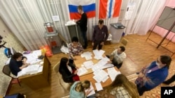 Орусияда бюллетендерди санап жаткан комиссия мүчөлөрү. 19-сентябрь, 2021-жыл.