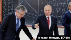 Глава РАН Александр Сергеев (слева) и президент России Владимир Путин