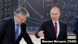 Глава РАН Александр Сергеев и президент РФ Владимир Путин. Архивное фото