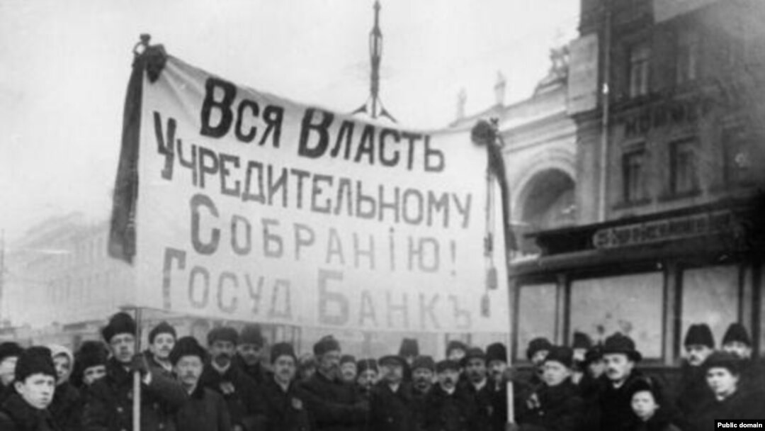 Лозунг "Вся власть Учредительному собранию!" был популярен и в "белом движении", и среди революционеров. Правда, далеко не всех