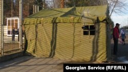 Организаторы акции разбили палатку для беженцев, позаботились об условиях жизни в ней – установили печку, помогают беженцам с едой