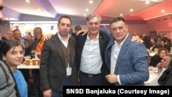 Fotografija s predizbornog događaja, objavljena na zvaničnoj stranici SNSD-a, prikazuju Vladu Đajića u zagrljaju s kandidatom za predsednika RS Sinišom Karanom i ministrom pravde RS Goranom Selakom.