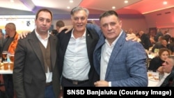 Samo nekoliko sati nakon smjene i ispitivanja u policiji, Vlado Đajić (desno) je u "zagrljaju" sa kandidatom SNSD-a za predsjednika RS Sinišom Karanom (u sredini), te Goranom Selakom, ministrom pravde RS, Banjaluka, 19. novembar.