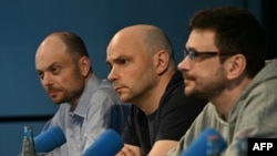 Journalist and activist Vladimir Kara-Murza, activist Andrei Pivovarov, and opposition figure Ilya Yashin address a press conference on August 2 in Bonn, Germany, the day after they were released as part of an East-West prisoner swap.