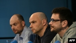 Nisur prej majtas: Aktivisti rus, Vladimir Kara-Murza, aktivist rus, Andrei Pivovarov dhe figura opozitare ruse, Ilya Yashin, në një konferencë për media më 2 gusht, në Bon të Gjermanisë, pas lirimit prej burgjeve ruse.