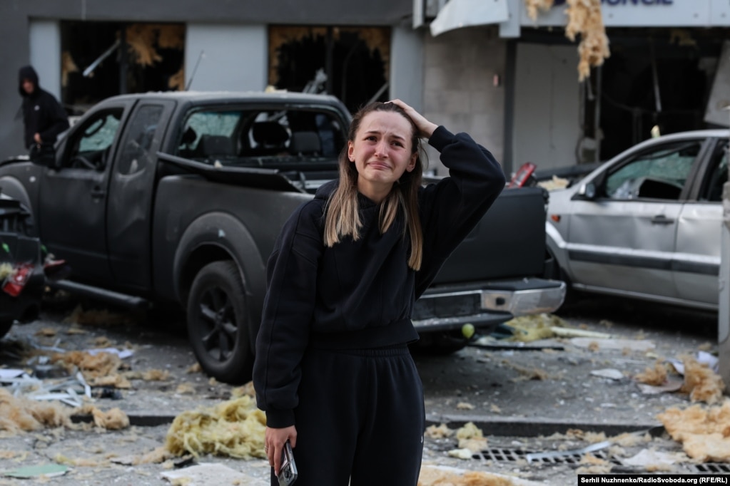 Sulmi rus ishte një nga më të mëdhenjtë që ka goditur kryeqytetin ukrainas në javët e fundit, dhe më i madhi që prej një takimi midis presidentit rus, Vladimir Putin, dhe presidentit amerikan, Donald Trump, i cili synonte të gjente një zgjidhje për pushtimin e Ukrainës nga Rusia.