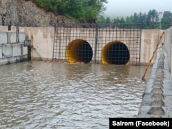 Țevi corugate în pârâul Corund, la salina Praid, montate pentru evitarea de alte infiltraţii de apă în minele vechi.