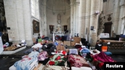 Disa azilkërkues të strehuar në një kishë në Belgjikë. 19 korrik 2021.