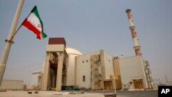 Iranska zastava ispred zgrade reaktora nuklearne elektrane Bušeher (fotoarhiv)