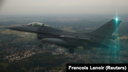 Un avion de luptă F16, aflat într-un zbor de demonstrație