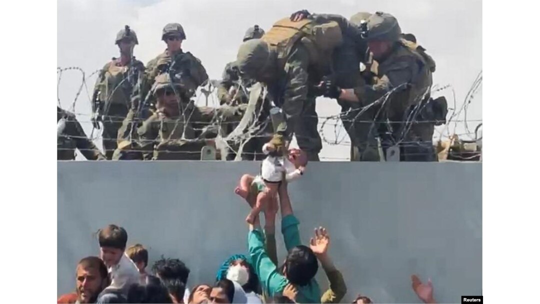 Evacuarea din Afganistan în imagini - Mii de oameni vor să fugă din calea talibanilor