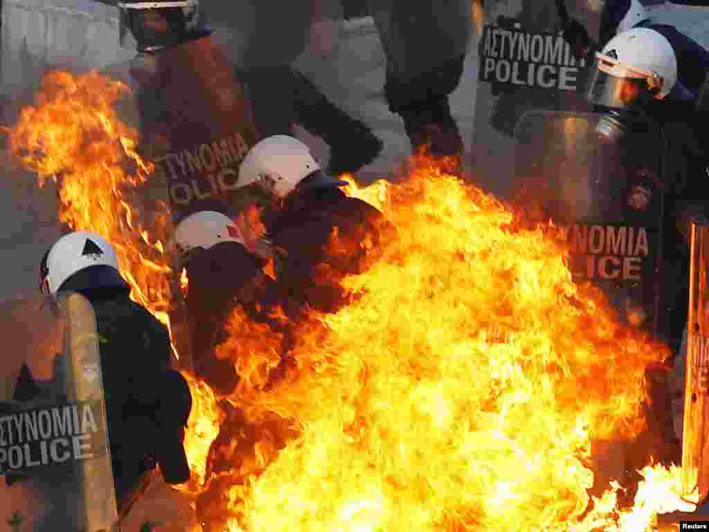 Petrol bomba bačena je na policiju u nedelju uveče u blizini parlamenta