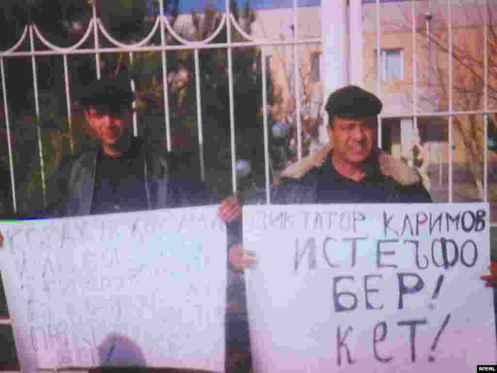 Бухоро, 06 декари 2007 - Ва ҳарчанд аз Каримов талаб мекарданд, ки Сарқонунро риоя кунад ва номзадии худро нагзорад, аммо ӯ курсии худро ба касе додан нахост.