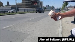 Соьлж-гΙалин урамехь ахчанаш хуьйцуш волу стаг, 04Ман2012