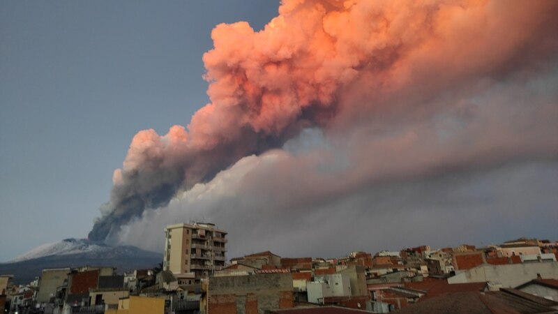 Ерупција на вулканот Етна, прекинати летовите од Катанија