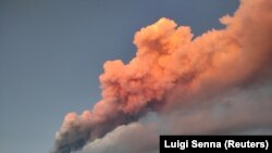 Илустративна фотографија, чад од вулканот Етна