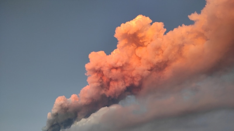 Вулканот Етна исфрли чад и пепел, накратко затворајќи го аеродромот