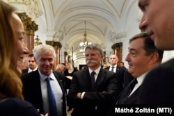 Budapest, 2019. október 31. Hergár Eszter, a Magyar Nemzeti Bank társadalmi kapcsolatokért felelős igazgatója, Polt Péter legfőbb ügyész, Kövér László, az Országgyűlés elnöke, Mészáros Lőrinc, az MKB Bank résztulajdonosa és Balog Ádám, az MKB Bank elnök-vezérigazgatója (b–j) beszélget az idei MKB-ösztöndíjak átadóünnepségén az MKB székházában 2019. október 31-én