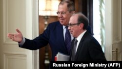 آرا عیوضیان (راست) در کنار همتای روس خود