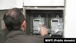 Një zyrtar i MINTI-t duke hetuar njehsorët elektrikë të Kompanisë Kosovare për Distribuim të Energjisë Elektrike (KEDS), mes dyshimeve për parregullësi, 14 prill.